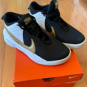 New Nike Youth Kids Size 4 Team Hustle D 10 Black/Gold Basketball Shoes Sneakers